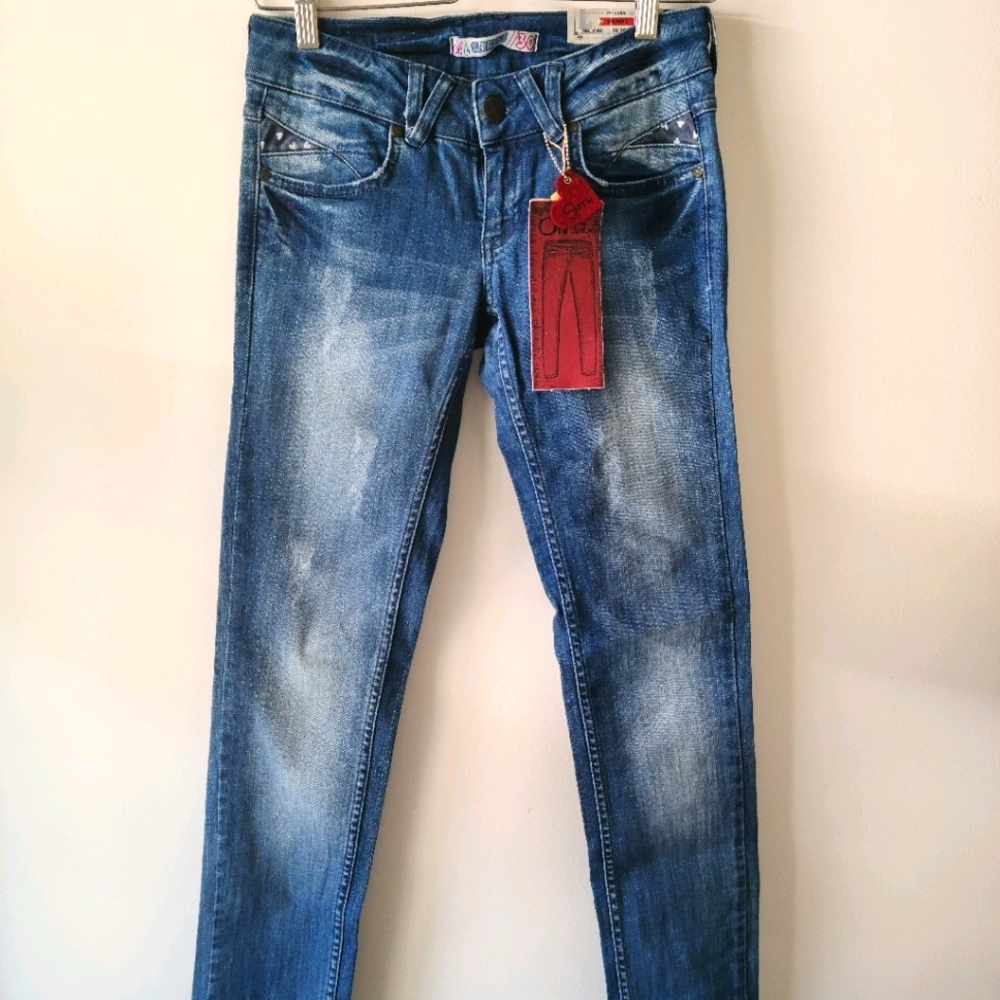 Distressed jeans with heart details